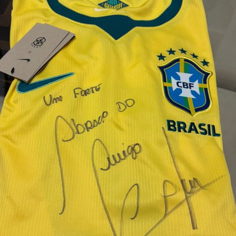 Camisa oficial da Seleção Brasileira autografada pelo capitão do pentacampeonato - CAFÚ